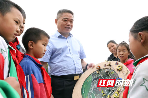 邵阳市隆回县委书记王永红（右四）。