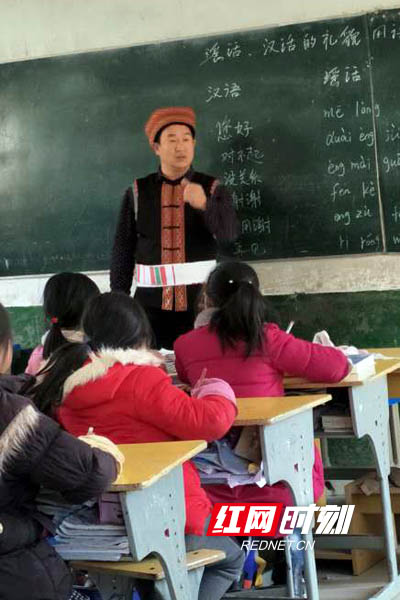 衡阳市常宁市塔山瑶族乡中心小学副校长盘玖仁。