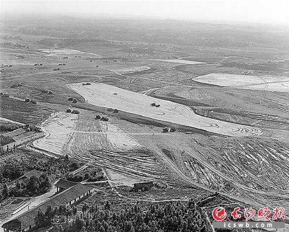 1986年，黄花机场启动建设。资料图片