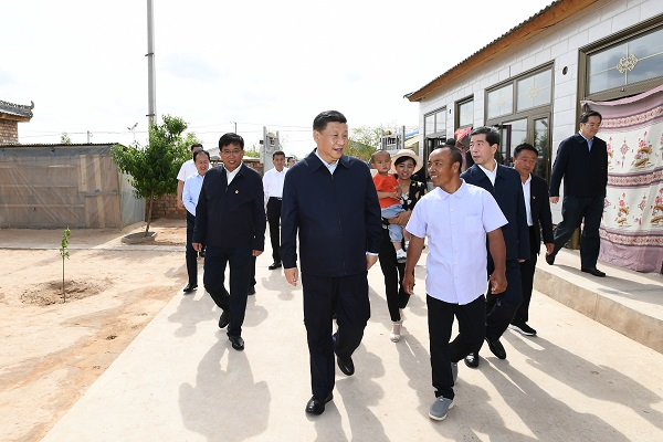 △2020年6月8日，习近平在宁夏吴忠市红寺堡区红寺堡镇弘德村察看回族村民刘克瑞家院落。
