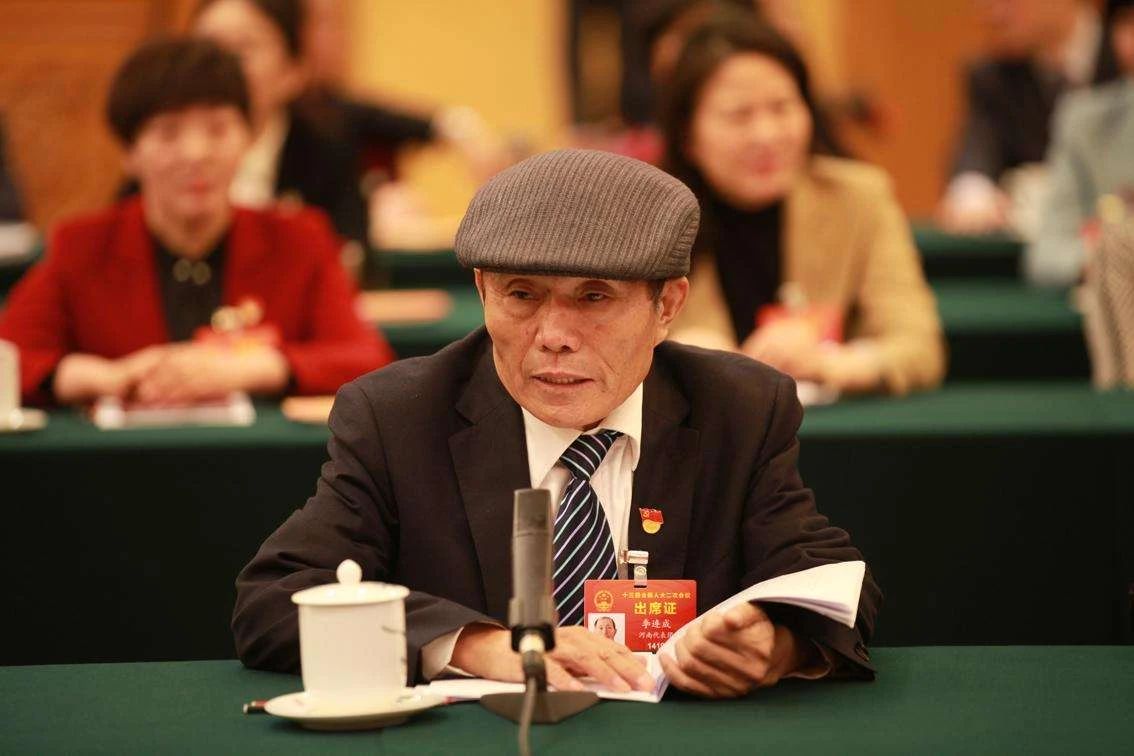 △十三届全国人大代表、河南省濮阳县庆祖镇西辛庄村党支部书记李连成在发言。