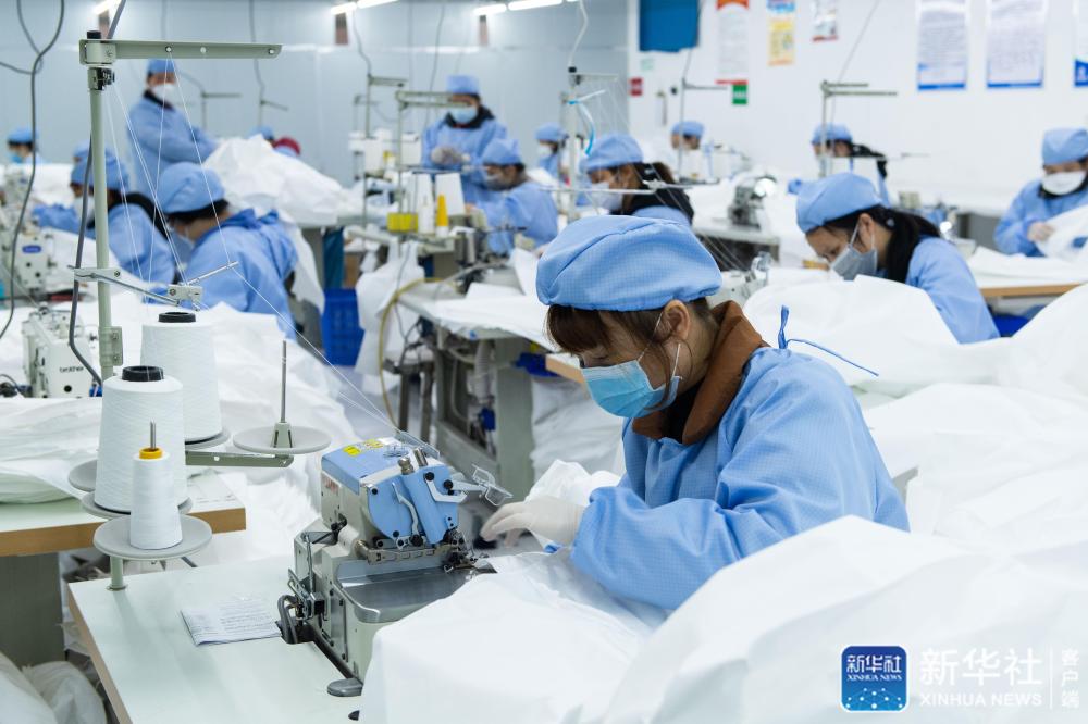 ↑2月5日，在湘潭高新区的湖南永霏特种防护用品有限公司，工作人员在赶制医用防护服。该企业此前一直生产非医用防护服，疫情发生后通过湖南省药品监管局绿色应急通道，该公司迅速转产投入医用防护服生产，有效缓解了湖南省医疗机构防护服应急供给的压力。新华社记者 陈思汗 摄