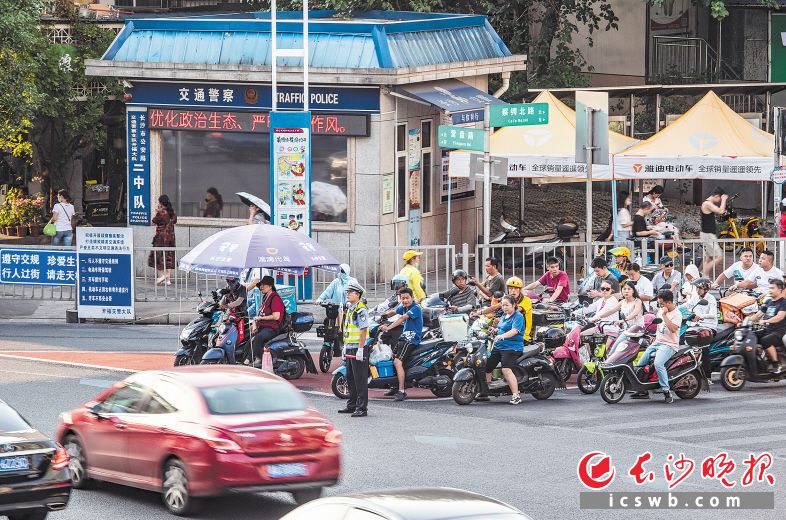 营盘路蔡锷路口，市民们有序等待红灯，文明礼让。长沙晚报全媒体记者 邹麟 摄