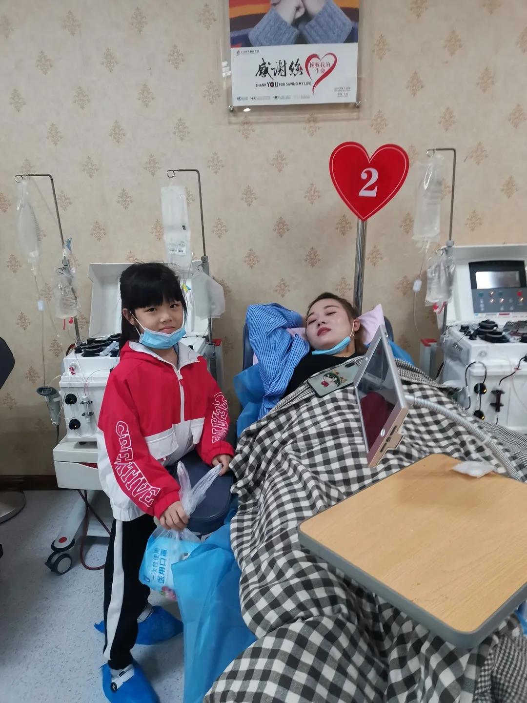 沄天幼儿园园长李红丽的女儿陪伴妈妈献血。长沙晚报通讯员 范淑芬 摄