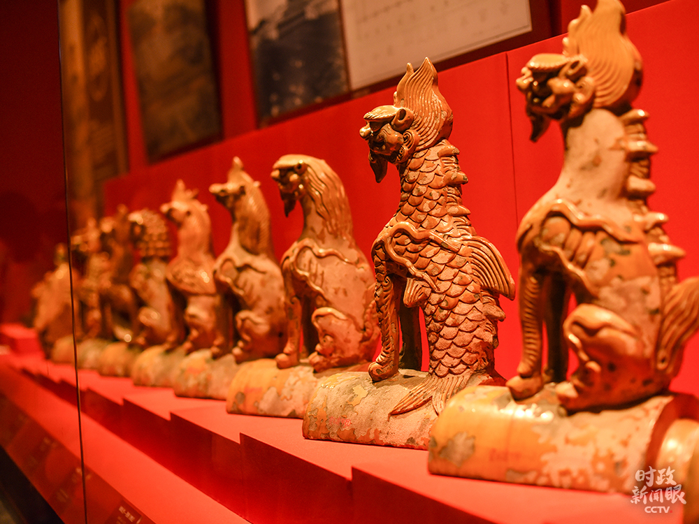 △近日，故宫博物院推出600周年展“丹宸永固：紫禁城建成六百年”。这是第二单元的“有容乃大”，布展以红色为主，搭配珍宝古物，雍容华贵。