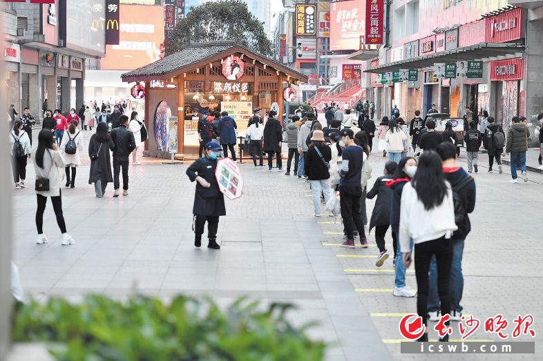 疫情之下，茶颜悦色恢复营业后，顾客排队时保持“安全”距离，这一“超宽距排队”引来众多点赞。长沙晚报全媒体记者 余劭劼 摄