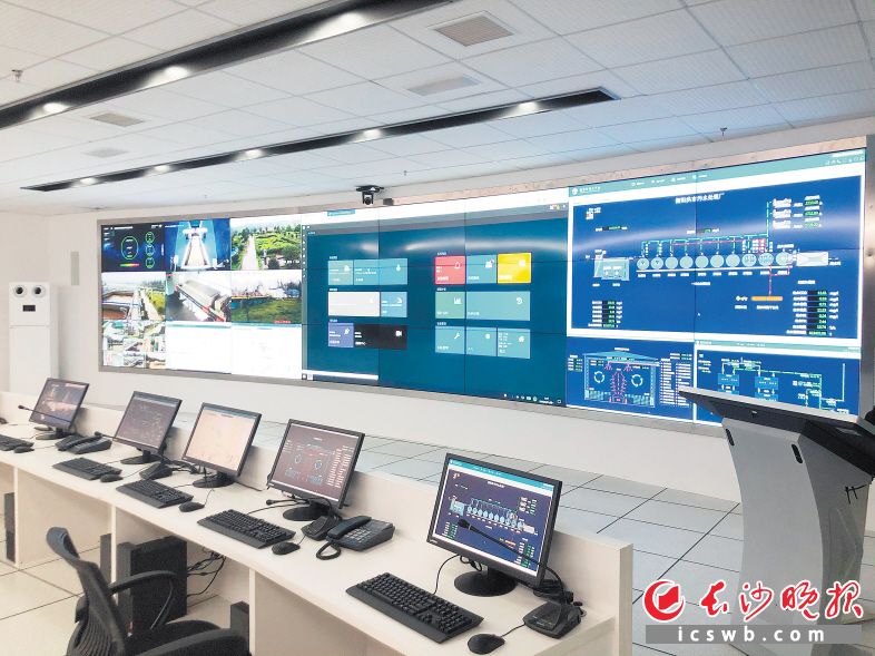 在航天凯天的终端监控室,大屏幕上实时显示河北衡水高新区的环境监测数据。长沙晚报全媒体记者 朱泽寰摄 在航天凯天的终端监控室,大屏幕上实时显示河北衡水高新区的环境监测数据。长沙晚报全媒体记者 朱泽寰摄