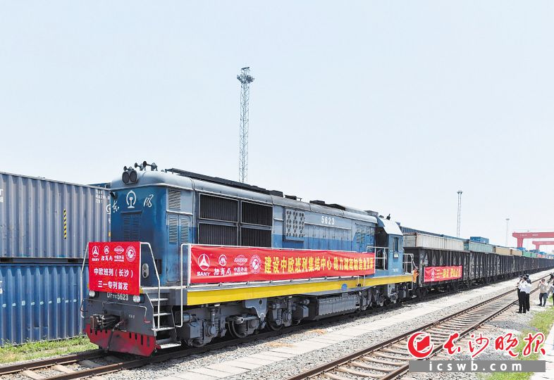 由三一汽车起重机械有限公司制造的总货值150万美元的起重机设备，搭乘中欧班列（长沙）启程前往中亚。 长沙晚报全媒体记者 邹麟 摄