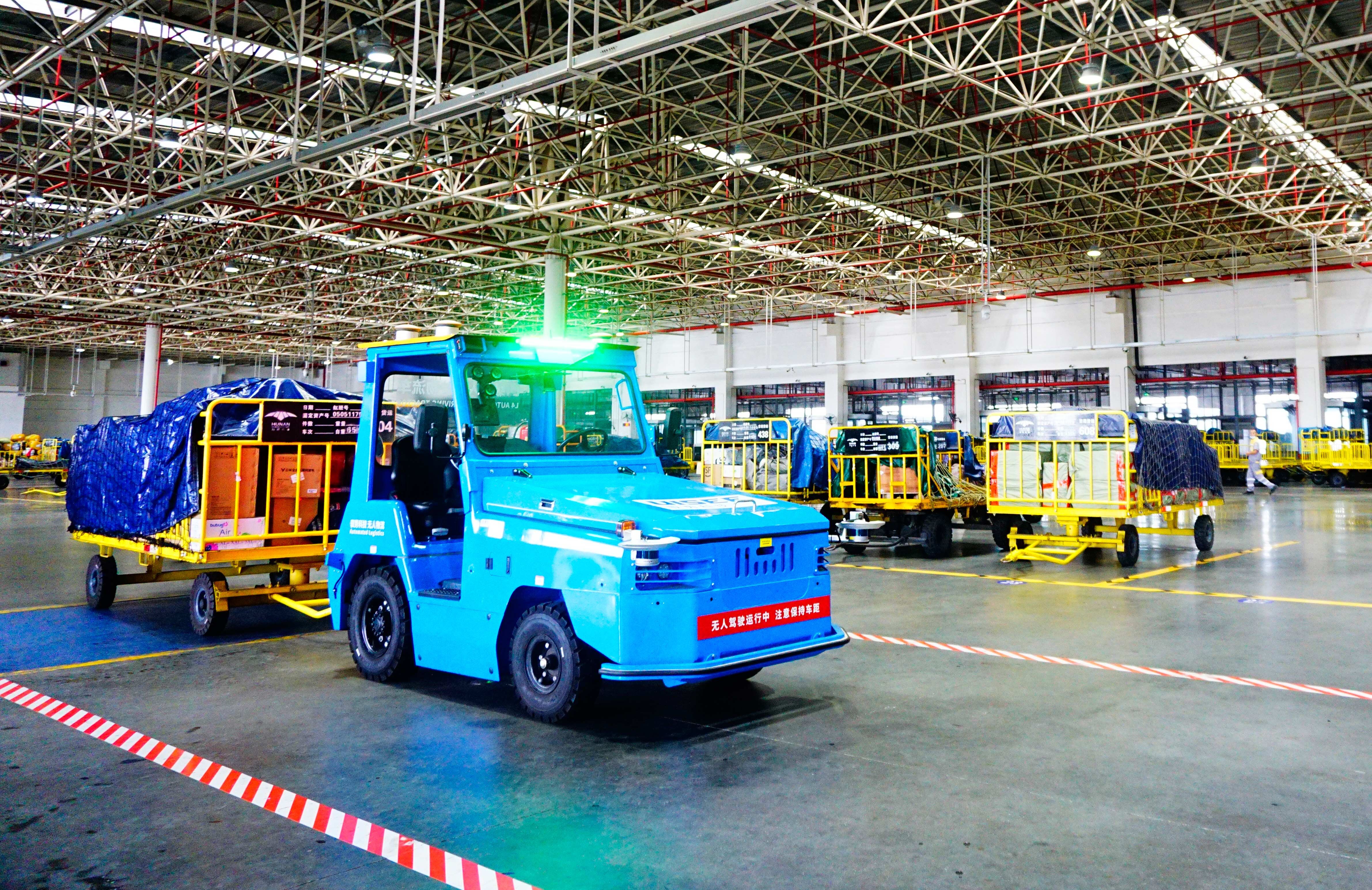 在长沙机场二期货站国内仓库，一台无人物流车以指定路线进行航空货物托运。    长沙晚报通讯员 曹修禹 摄