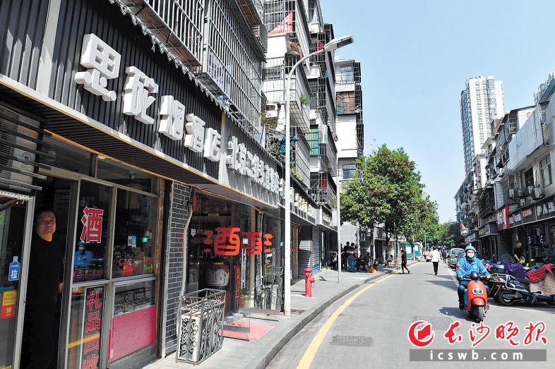 昔日杂乱小巷，蝶变为整齐划一的特色商业街；曾经破旧的老旧宿舍，变身为舒适的品质小区……芙蓉区五里牌街道燕山街社区旧貌换新颜，让居民在家门口实现了幸福升级。 长沙晚报全媒体记者 王志伟 摄