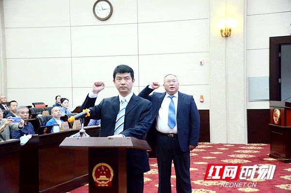 新任命的湘潭市人民政府副市长董巍、市审计局局长彭建平向宪法宣誓。