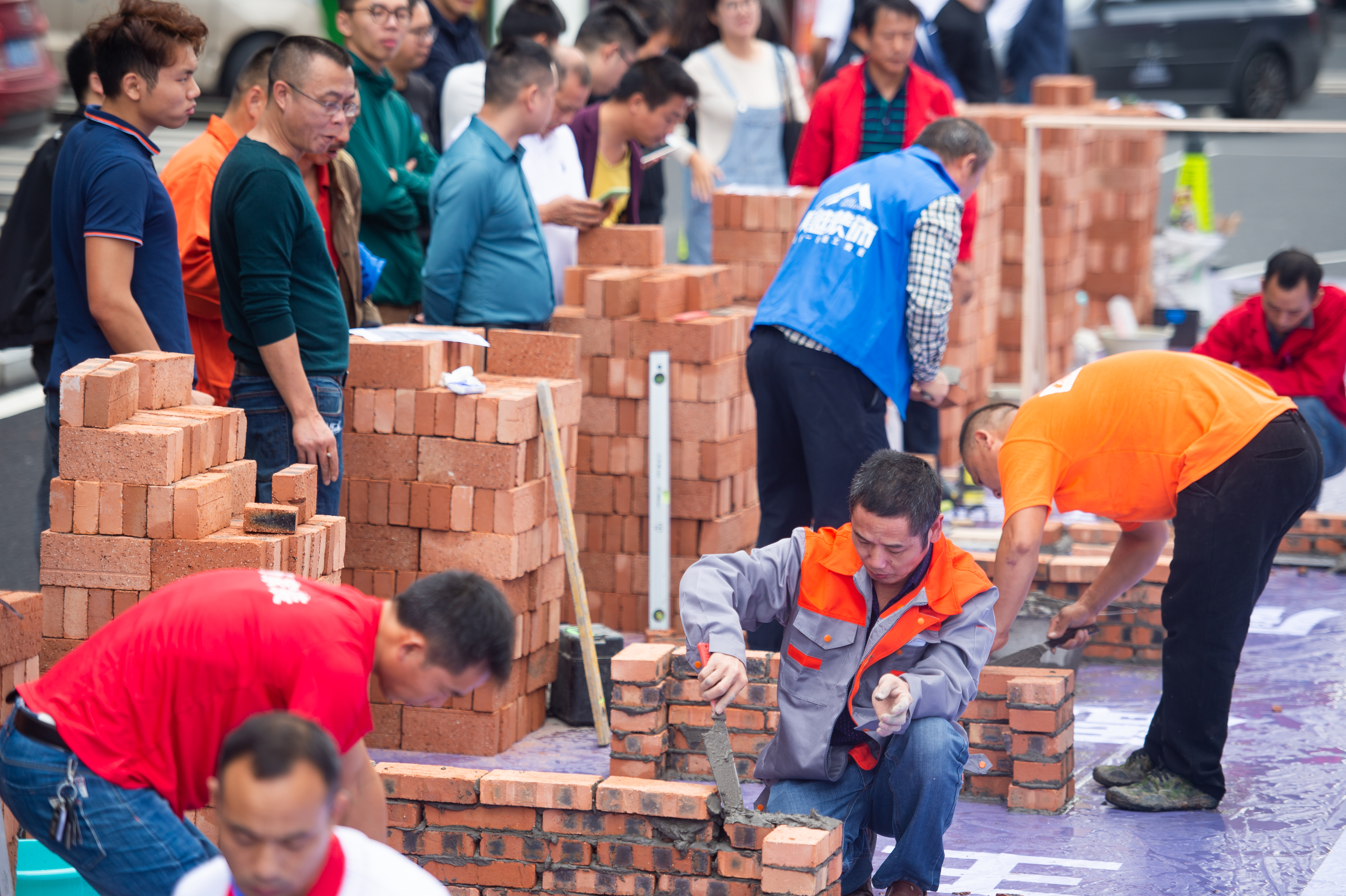 在家居建材行业,优秀的泥工、木工、油漆工是装修品质的保障。图为“最牛工匠”比赛现场。 在家居建材行业,优秀的泥工、木工、油漆工是装修品质的保障。图为“最牛工匠”比赛现场。