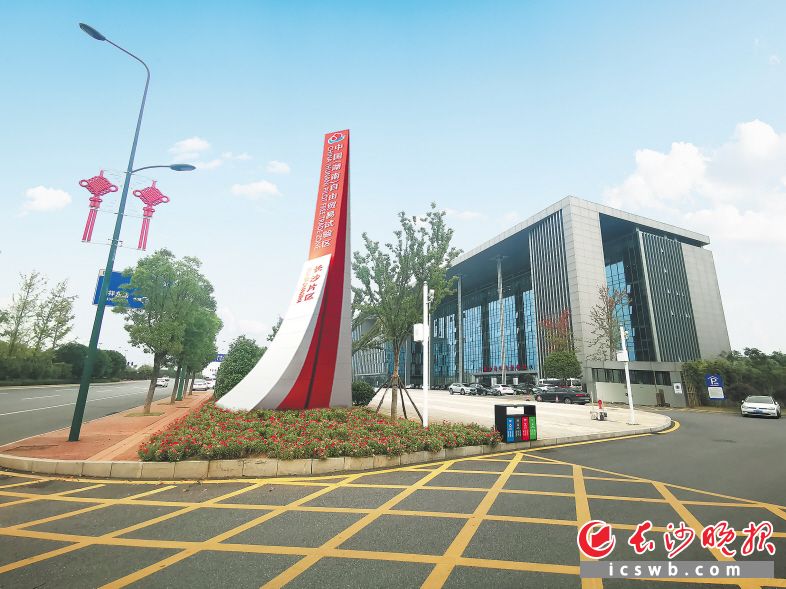 立式标识牌效果图。立式标识牌设计名为“启航之帆”，寓意湖南自贸试验区乘风破浪，走向世界，扬帆远航，坚定方向，搏击风浪，无所畏惧。