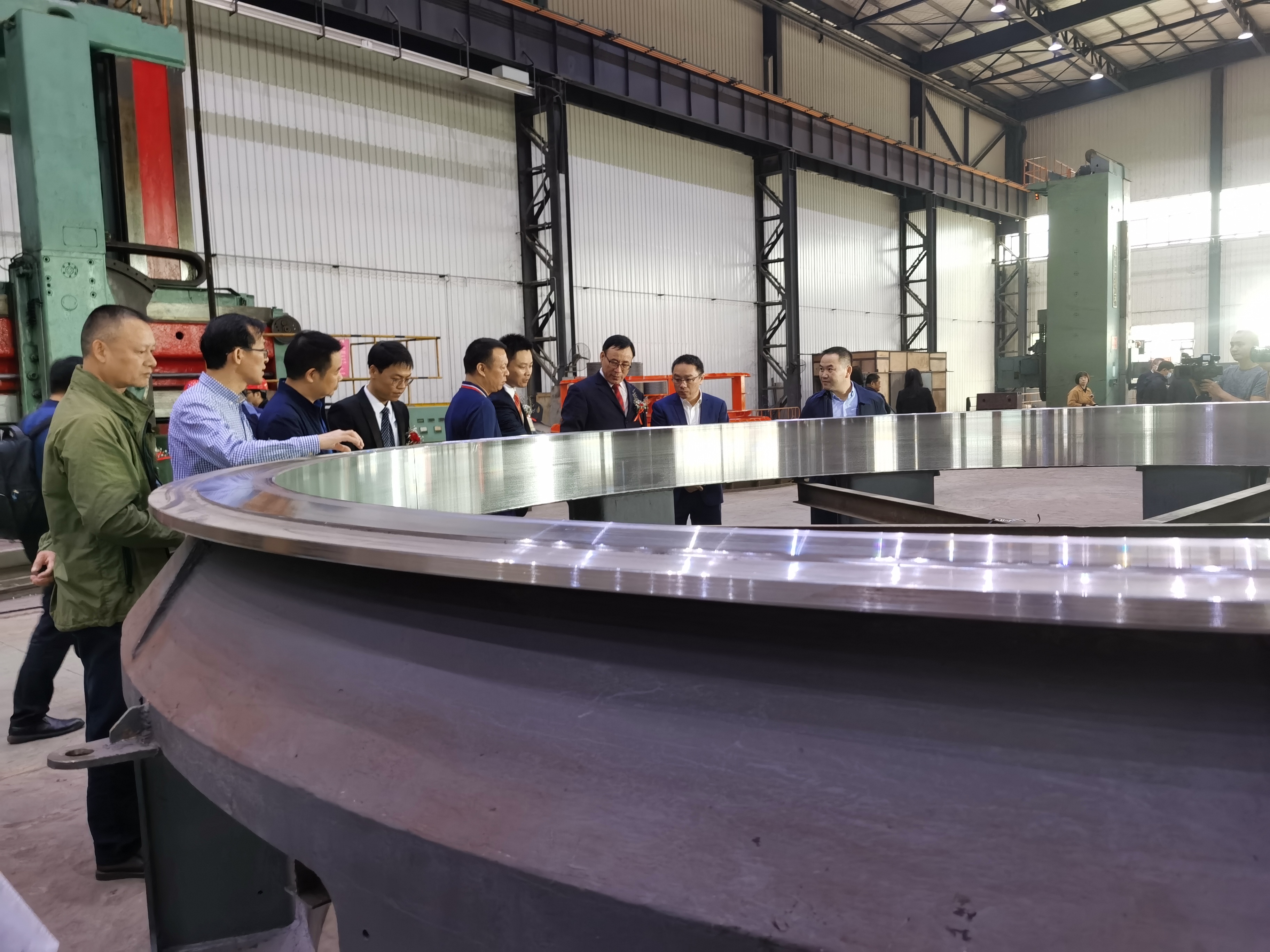 长重机器曾研制出国内第一台中型斗轮堆取料机，目前销量已占全国三分之一。图为长重机器生产车间。  长沙晚报全媒体记者 伍玲摄
