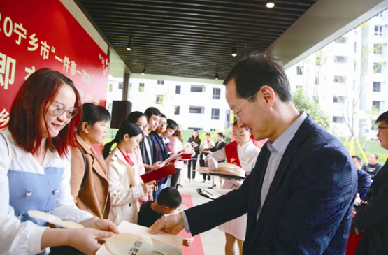 业主收房又拿证，喜上眉梢。何聪 摄