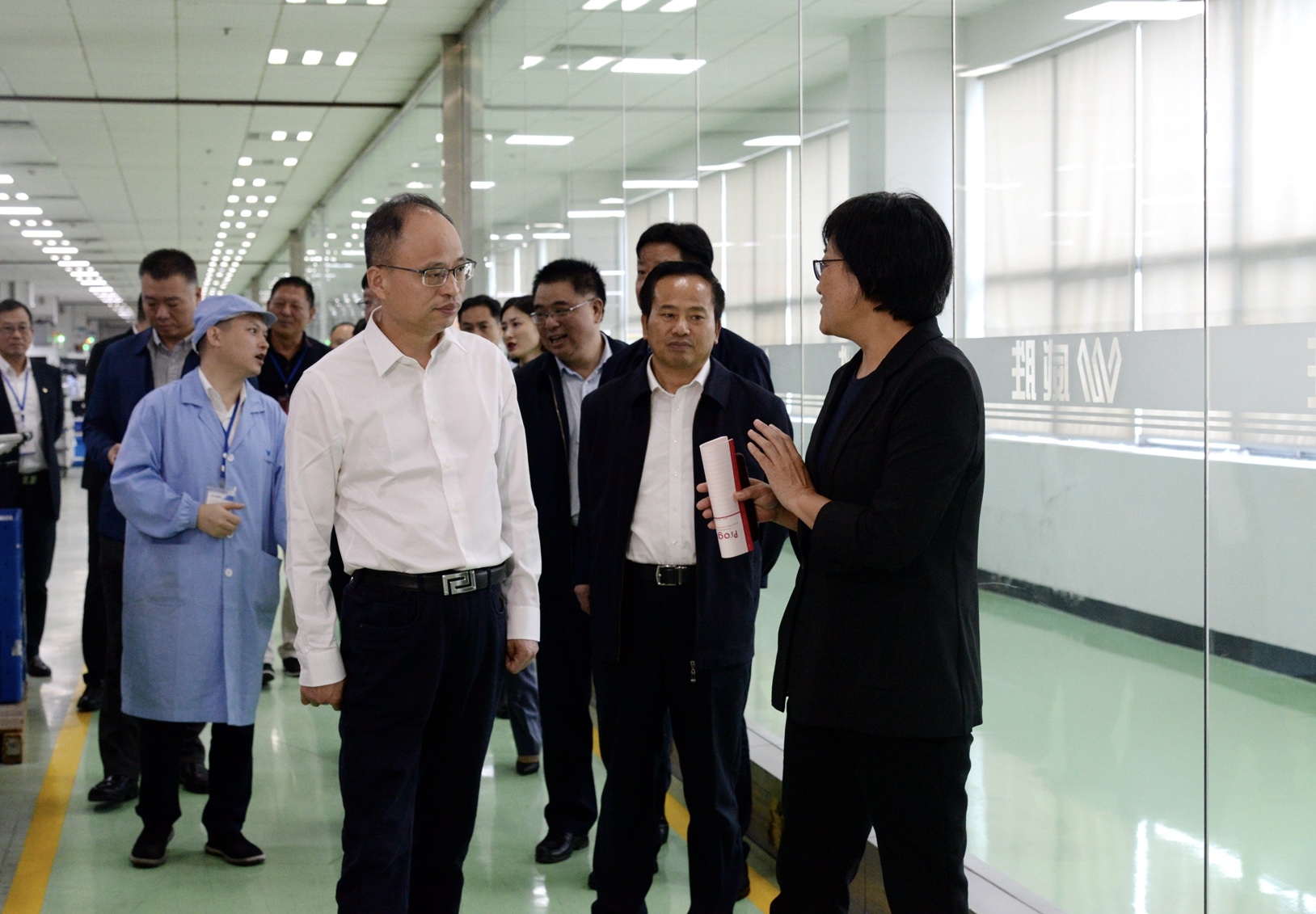 蔡亭英一行深入企业车间，督查安全生产措施落实情况。  长沙晚报通讯员 李立婷 摄