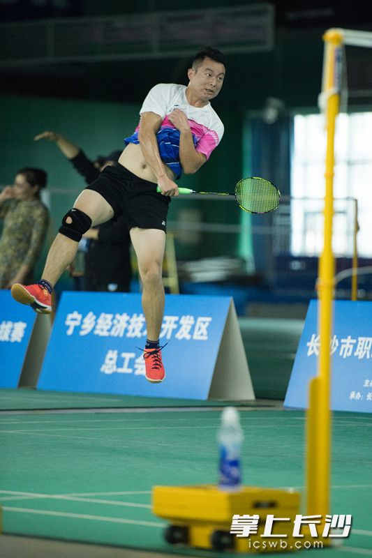 男子双人比赛精彩瞬间，一位选手大力扣杀。