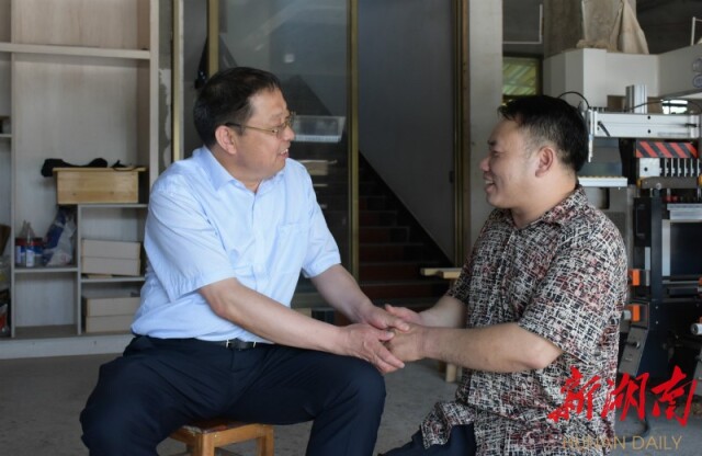 2019年6月3日，蒙汉（左）看望慰问“板凳硬汉”胡玉山。本文图片均由溆浦县委宣传部提供。