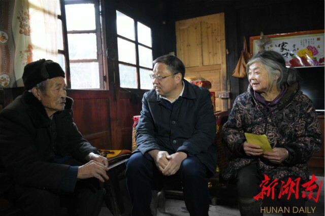 2019年2月15日，蒙汉（中）走访农家，他的心里总是装着百姓。