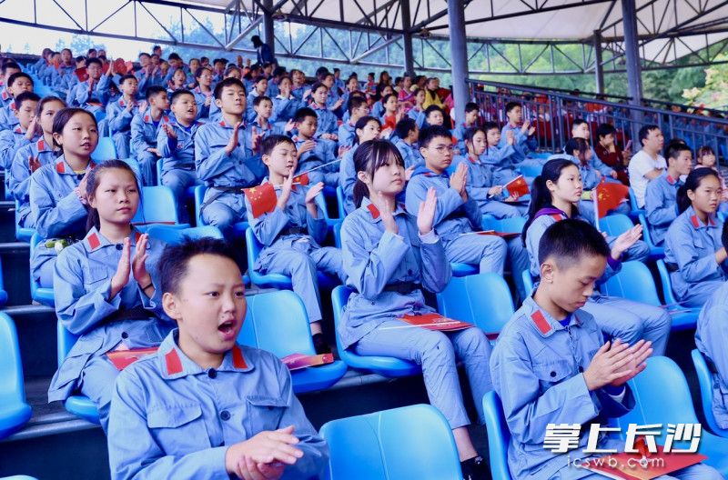 来自耀邦故里的中小学生身着红军服现场观看演出。