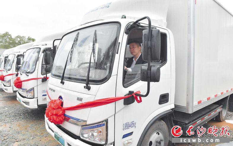 一位市民坐在驾驶室正在体验。长沙晚报全媒体记者 邹麟 摄