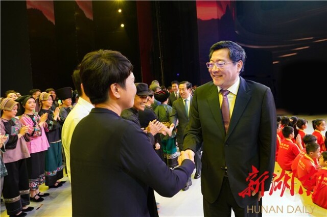 演出结束后，杜家毫、许达哲、李微微、乌兰等省领导看望慰问全体演职人员，祝贺演出取得圆满成功。以上图片均为湖南日报记者 罗新国 唐俊 摄