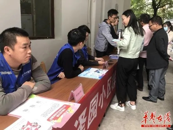 ▲梦泽园小区工作站工作人员便民服务。