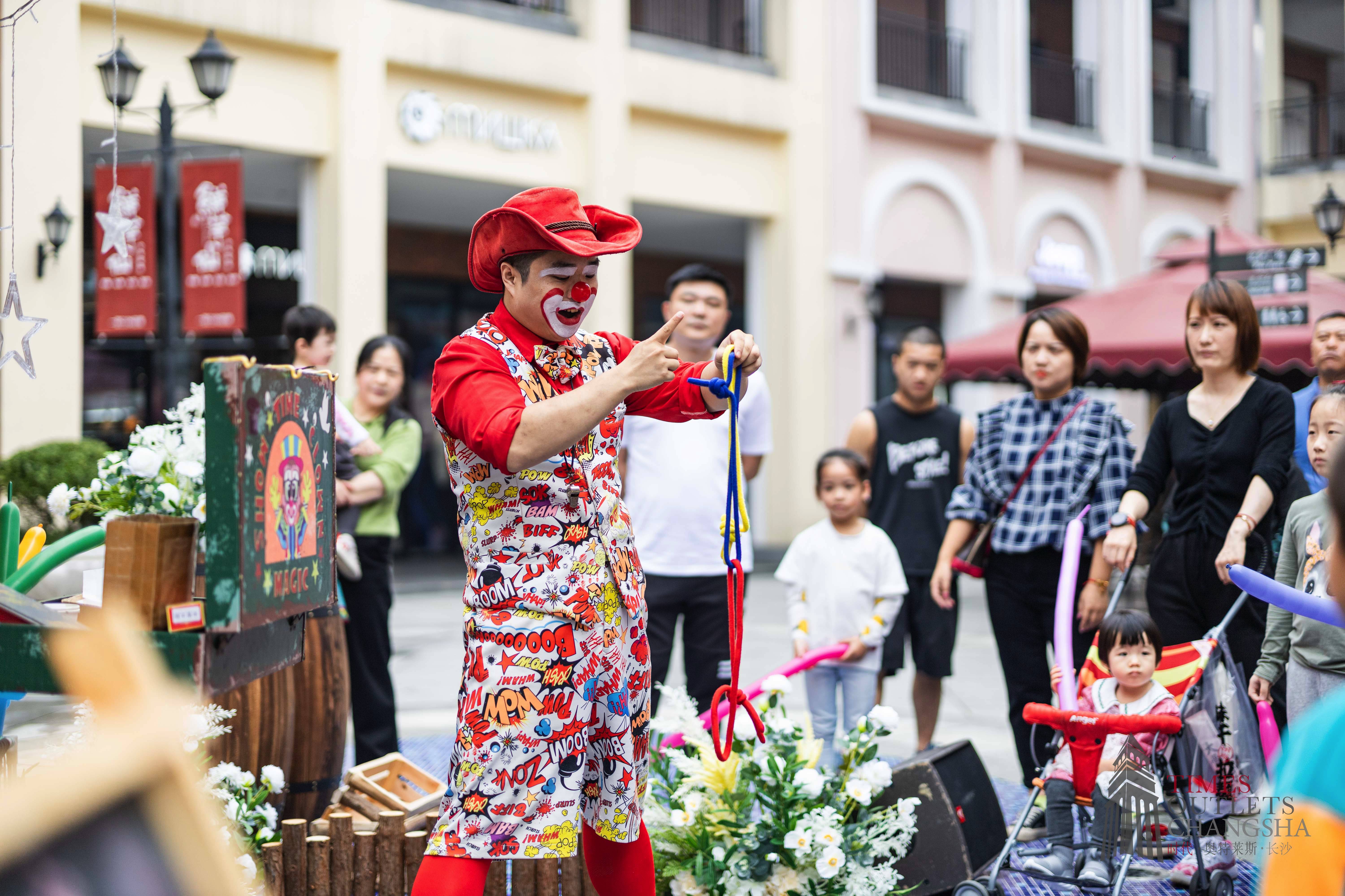 宁乡九龙仓时代奥特莱斯人流如织。