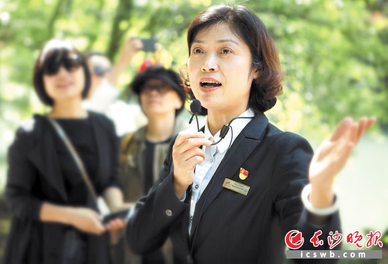 虽然已不是专职讲解员，但只要有需求，谢宇虹仍会为大家耐心讲解岳麓山的历史文化。受访者供图