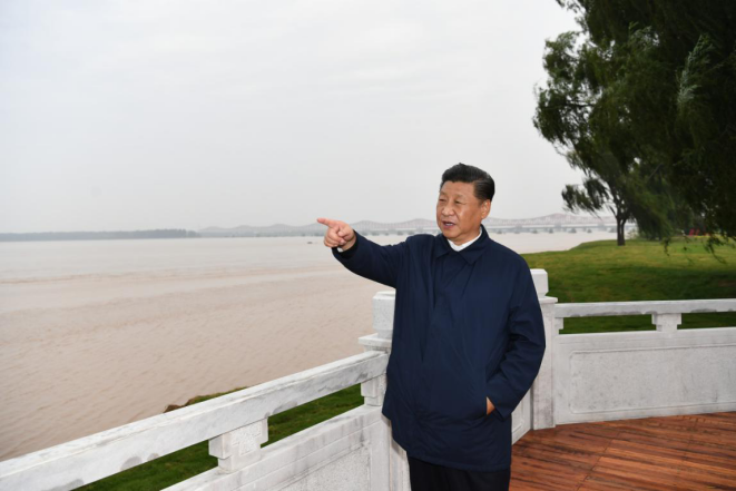2019年9月17日，习近平总书记在郑州黄河国家地质公园，眺望黄河郑州段。