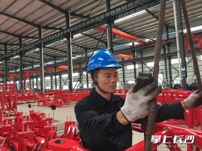 瑞捷机械装配车间员工正对产品进行组装。