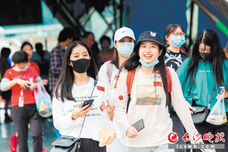 游客们游园时戴着口罩，做好防疫措施。 长沙晚报全媒体记者 贺文兵 摄