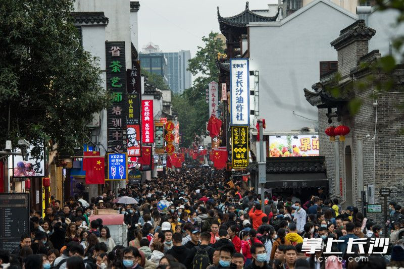 太平街人潮涌动。