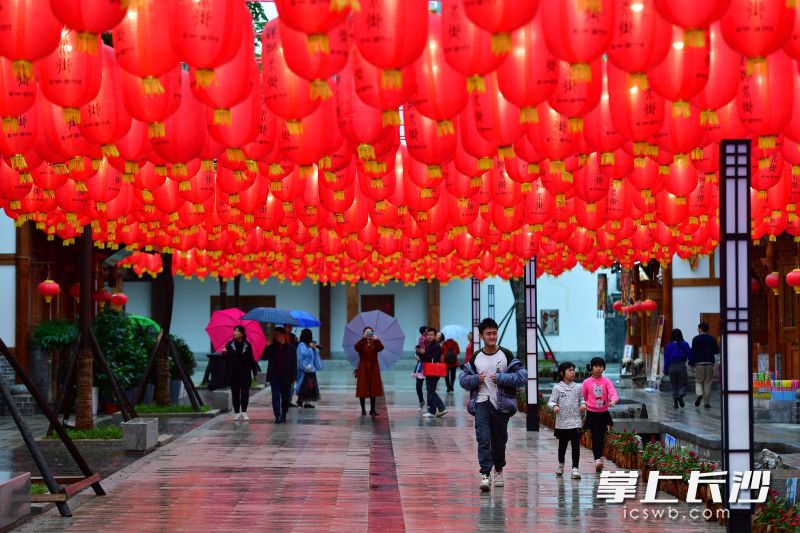 中秋国庆长假期间，洋湖水街处处张灯结彩，喜气洋洋，秩序井然。长沙晚报全媒体记者 王志伟 摄