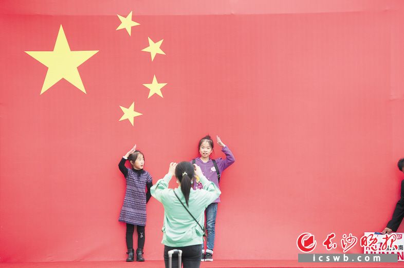 在黄兴广场，“我与国旗的合影”吸引了不少游客打卡留念。