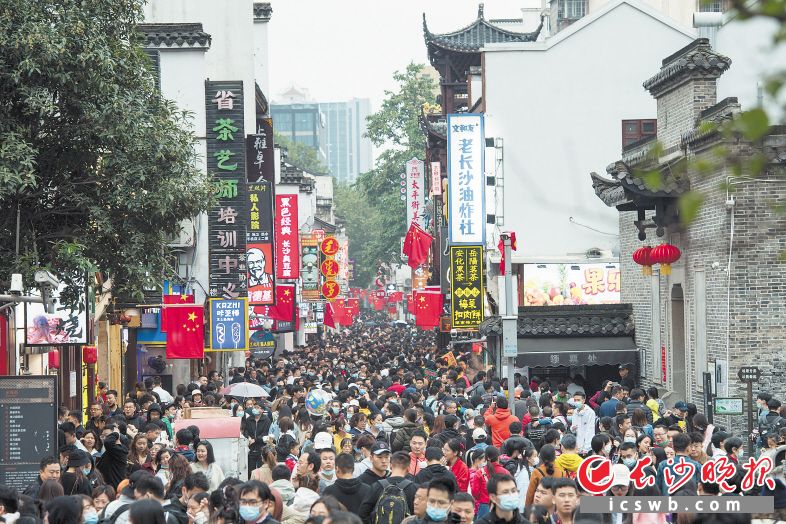 10月3日，太平街人头攒动，游客边赏景边品美食。