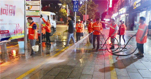 环卫工人在清扫路面垃圾。段华良 摄