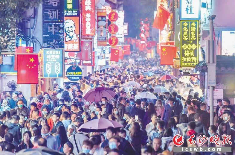 国庆假期里，太平老街人头攒动。