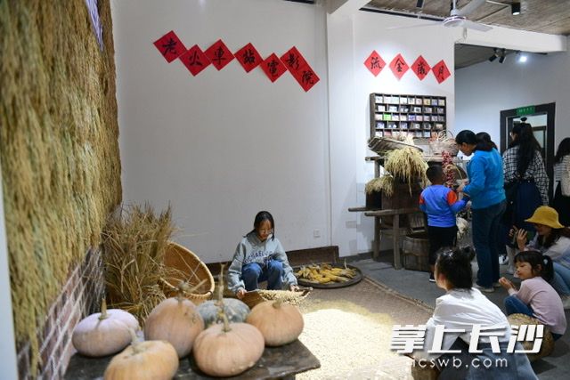 此次活动是为了让人们感受“谁知盘中餐，粒粒皆辛苦”。