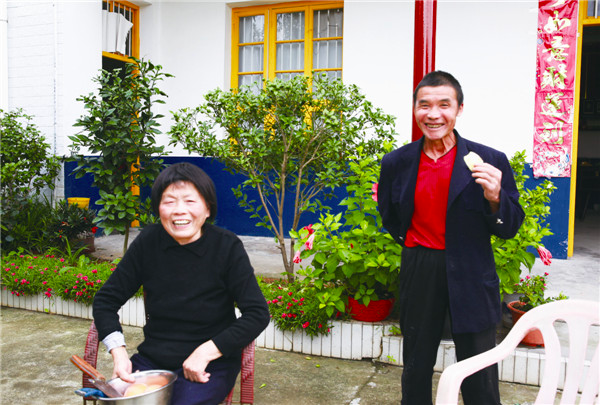 谢必云老人和罗佐威露出幸福的笑容。刘石江 摄