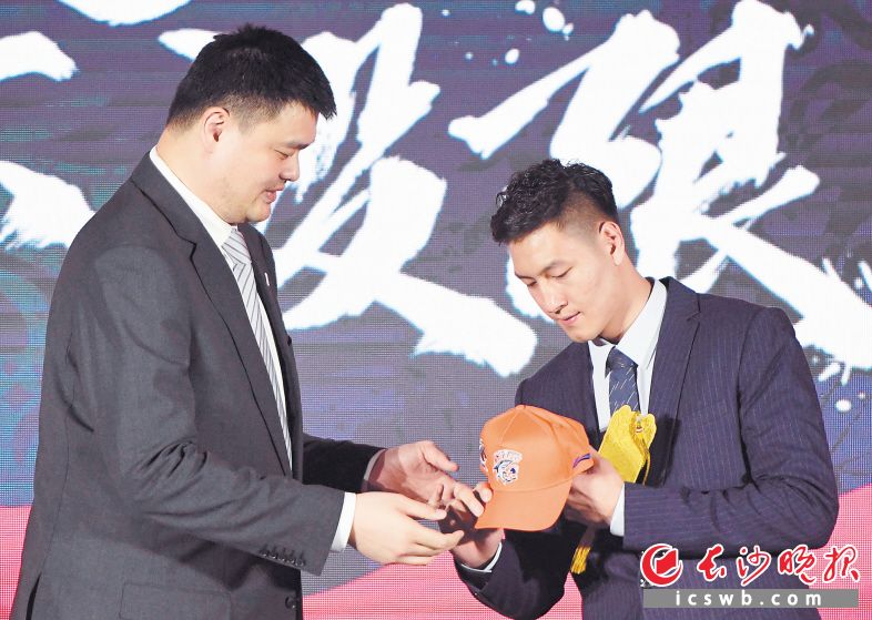 区俊炫（右）当选“状元秀”，以他为代表的大学篮球新人将成为新赛季的看点之一。新华社发