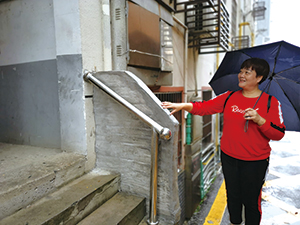 接到群众反映的需求后，小区4栋1楼入口处砌起了围墙、加装了扶手。记者胡吉星