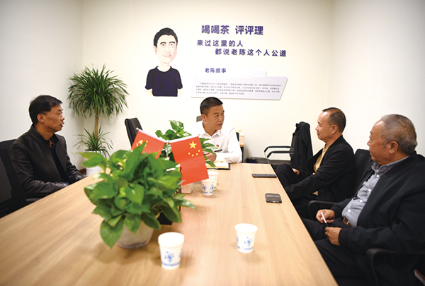 老陈工作室里，陈建荣（中）在认真开展调解工作。集里街道供图