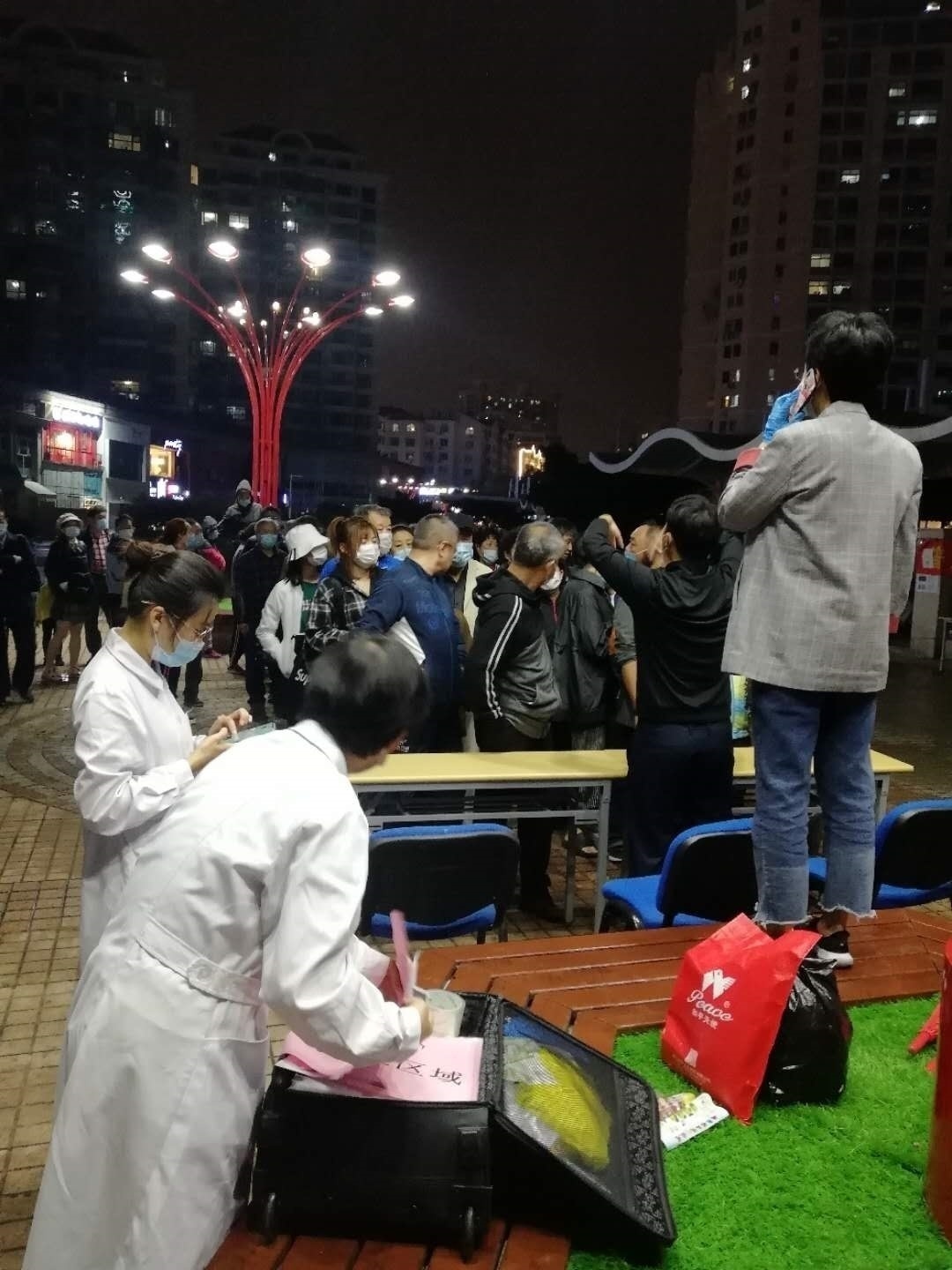 10月11日晚上八时，青岛市市南区香港中路街道