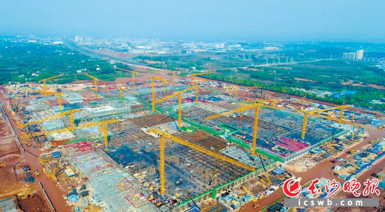 2020年4月，长沙惠科第8.6代超高清新型显示器件生产线项目建设现场一片忙碌。长沙晚报通讯员 邓霞林 摄