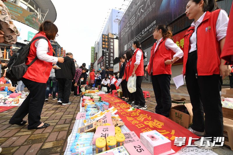 由天心区城南路街道组织的“爱心赶集”志愿服务活动于黄兴南路步行街南入口举办。照片均为长沙晚报全媒体记者 黄启晴 摄