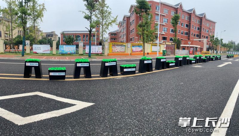 社区网格团队牵头，在奥克斯实验小学试点打造的护学路。通讯员 侯瓖洋 供图