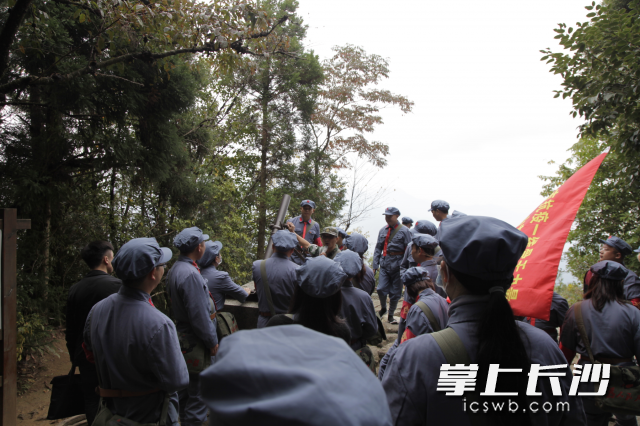 学员们在黄洋界哨口前重温黄洋界保卫战场景。