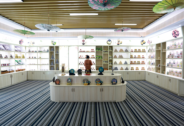 消费扶贫专馆占地320平方米，集展示展销于一体，馆内墙面上有全市扶贫产业发展情况介绍，柜台上则摆放着上百种扶贫产品。刘珂摄