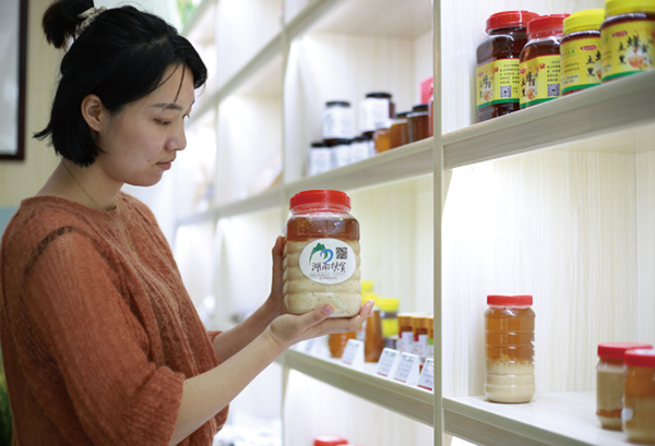 扶贫产品包装上都贴有统一的“湖南扶贫”的标签，消费者扫码可以查看信息。刘珂摄